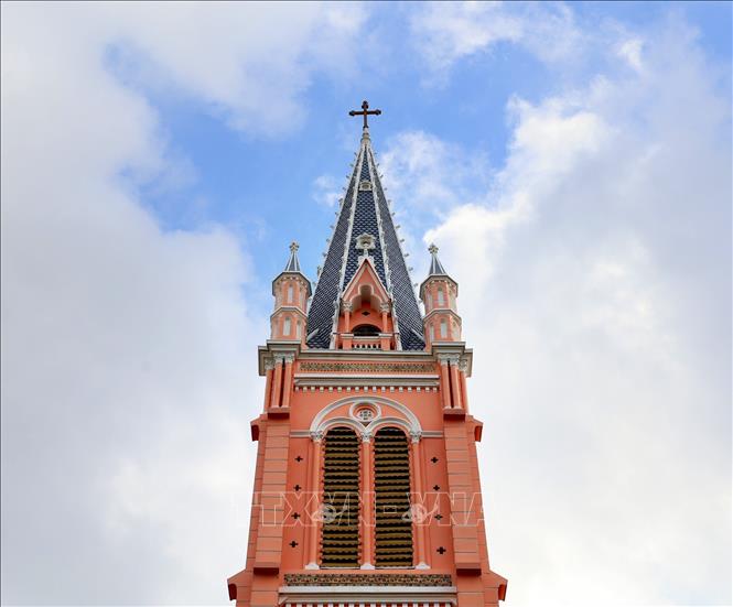 From the front of the church, visitors can see in the middle a high tower with an octagonal roof and a 3 metre high bronze cross on top. VNA Photo: Hồng Đạt