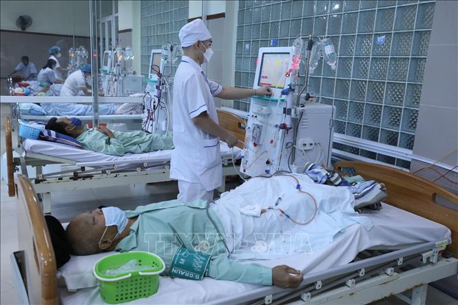 Bác sỹ Khoa Nội Thận – Tiết Niệu – Lọc Máu, Bệnh viện Đa khoa tỉnh Lạng Sơn điều trị cho bệnh nhân. Ảnh: Anh Tuấn – TTXVN