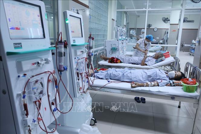 Bác sỹ chăm sóc, điều trị cho các bệnh nhân tại Khoa Nội Thận – Tiết Niệu – Lọc Máu, Bệnh viện Đa khoa tỉnh Lạng Sơn. Ảnh: Anh Tuấn – TTXVN