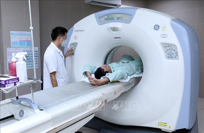 Chụp cắt lớp vi tính phục vụ chẩn đoán và điều trị cho bệnh nhân tại Bệnh viện Đa khoa tỉnh Lạng Sơn. Ảnh: Anh Tuấn – TTXVN