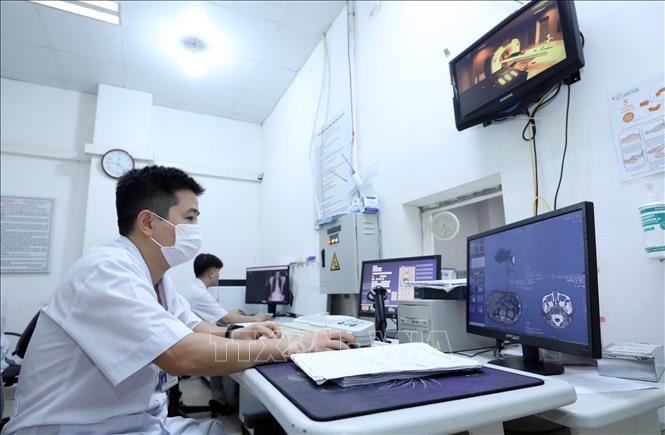 Chụp cắt lớp vi tính phục vụ chẩn đoán và điều trị cho bệnh nhân tại Bệnh viện Đa khoa tỉnh Lạng Sơn. Ảnh: Anh Tuấn – TTXVN