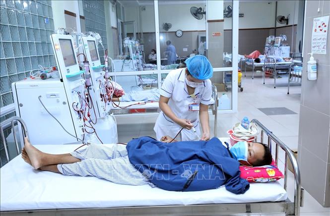 Bác sỹ điều trị cho các bệnh nhân tại Khoa Nội Thận – Tiết Niệu – Lọc Máu, Bệnh viện Đa khoa tỉnh Lạng Sơn. Ảnh: Anh Tuấn – TTXVN