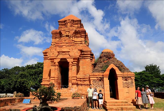 Du khách tham quan Tháp Po Sah Inư (còn gọi là Đền Po Sah Anaih hay Tháp Chăm Phố Hài) trên đồi Bà Nài, thuộc phường Phú Hài, thành phố Phan Thiết, tỉnh Bình Thuận. Ảnh: Hồng Đạt - TTXVN

