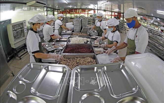 Chuẩn bị bữa ăn trưa cho công nhân tại Công ty Maxport Thái Bình. Ảnh: Trần Việt - TTXVN
