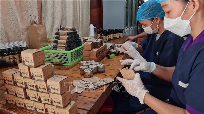 Hợp tác xã Sapa Secrets tạo việc làm thường xuyên cho 15 lao động địa phương với mức thu nhập từ 7-9 triệu/tháng. Ảnh: Hương Thu - TTXVN