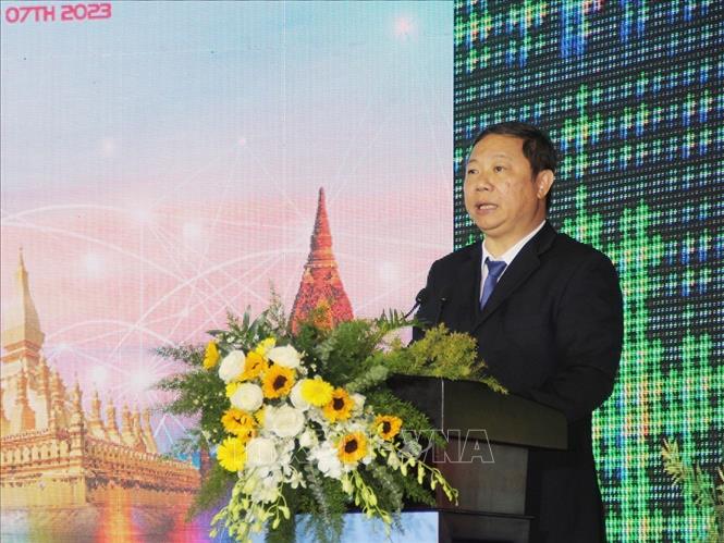 Phó Chủ tịch UBND Thành phố Hồ Chí Minh Dương Anh Đức chia sẻ tình hình chuyển đổi số ngành du lịch thành phố tại Diễn đàn. Ảnh: Mỹ Phương - TTXVN.