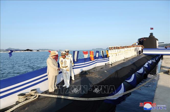 Nhà lãnh đạo Triều Tiên Kim Jong-un (thứ nhất, trái) tại lễ hạ thủy tàu ngầm tấn công hạt nhân chiến thuật mới của Triều Tiên, ngày 6/9/2023. Ảnh: YONHAP/TTXVN