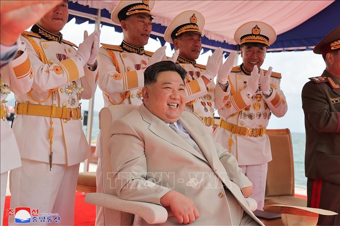 Nhà lãnh đạo Triều Tiên Kim Jong-un (phía trước) tại lễ hạ thủy tàu ngầm tấn công hạt nhân chiến thuật mới của Triều Tiên, ngày 6/9/2023. Ảnh: YONHAP/TTXVN
