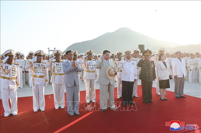 Nhà lãnh đạo Triều Tiên Kim Jong-un (thứ 2, trái, phía trước) tại lễ hạ thủy tàu ngầm tấn công hạt nhân chiến thuật mới của Triều Tiên, ngày 6/9/2023. Ảnh: KCNA/TTXVN