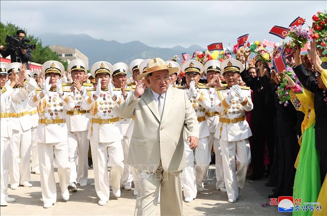 Nhà lãnh đạo Triều Tiên Kim Jong-un (phía trước) dự lễ hạ thủy tàu ngầm tấn công hạt nhân chiến thuật mới của nước này, ngày 6/9/2023. Ảnh: KCNA/TTXVN