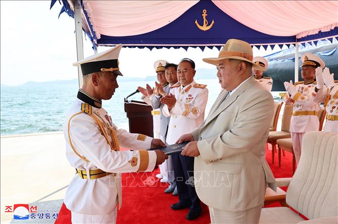 Nhà lãnh đạo Triều Tiên Kim Jong-un (phải, phía trước) tại lễ hạ thủy tàu ngầm tấn công hạt nhân chiến thuật mới của Triều Tiên, ngày 6/9/2023. Ảnh: KCNA/TTXVN