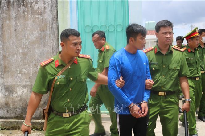  Cơ quan Cảnh sát điều tra Công an huyện Châu Thành thi hành lệnh bắt giam đối với  bị can Trương Minh Thiện. Ảnh: TTXVN phát