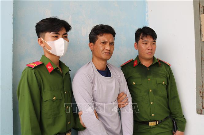 Cơ quan Cảnh sát điều tra Công an huyện Châu Thành thi hành lệnh bắt giam đối với bị can Lê Hoàng Phúc. Ảnh: TTXVN phát