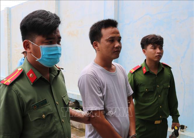 Cơ quan Cảnh sát điều tra Công an huyện Châu Thành thi hành lệnh bắt giam đối với  bị can Nguyễn Hoàng Nam. Ảnh: TTXVN phát