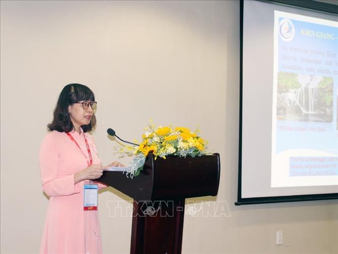 Bà Quảng Xuân Lụa, Giám đốc Trung tâm Xúc tiến Đầu tư, Thương mại và Du lịch Kiên Giang cập nhật chính sách thu hút đầu tư du lịch trên địa bàn tỉnh tại hội nghị.
Ảnh: Mỹ Phương - TTXVN.