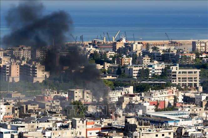 Khói bốc lên trong cuộc đụng độ tại trại tị nạn Ain el-Helweh của người Palestine ở ngoại ô thành phố cảng Sidon, miền Nam Liban ngày 8/9/2023. Ảnh: AFP/TTXVN
