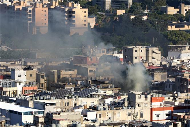 Khói bốc lên trong cuộc đụng độ tại trại tị nạn Ain el-Helweh của người Palestine ở ngoại ô thành phố cảng Sidon, miền Nam Liban ngày 8/9/2023. Ảnh: AFP/TTXVN