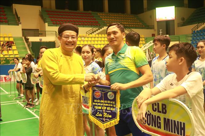 
Ban tổ chức trao cờ lưu niệm cho các đội tham gia giải đấu. Ảnh: Tường Vi - TTXVN. 