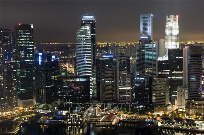 Các tòa nhà được thắp sáng tại Singapore. Ảnh: AFP/TTXVN