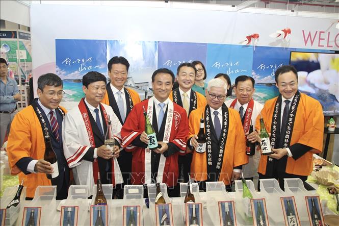 Delegates visit businesses' booths in the programme. Photo by courtesy/VNA