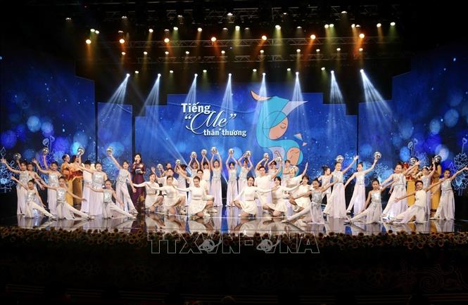 Chương trình văn nghệ tại gala. Ảnh: TTXVN phát