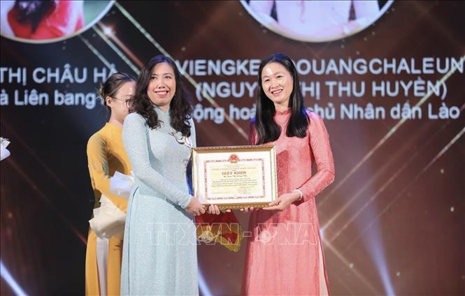  Thứ trưởng Bộ Ngoại giao Lê Thị Thu Hằng, Chủ nhiệm Ủy ban Nhà nước về người Việt Nam ở nước ngoài đã trao Giấy khen tặng các thí sinh xuất sắc đạt danh hiệu Sứ giả tiếng Việt ở nước ngoài trong Cuộc thi “Tìm kiếm Sứ giả tiếng Việt ở nước ngoài năm 2023”. Ảnh: TTXVN phát