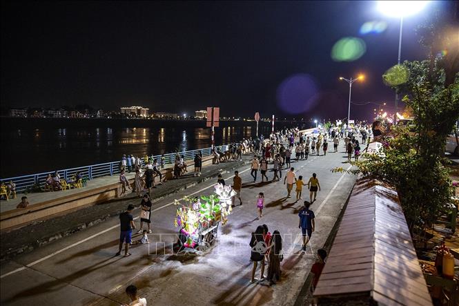 Tuyến phố đi bộ đê Đà Giang nằm bên dòng sông Đà thơ mộng. Ảnh: Trọng Đạt-TTXVN