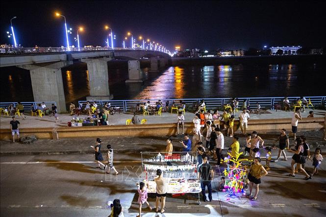 Tuyến phố đi bộ đê Đà Giang nằm bên dòng sông Đà thơ mộng. Ảnh: Trọng Đạt-TTXVN