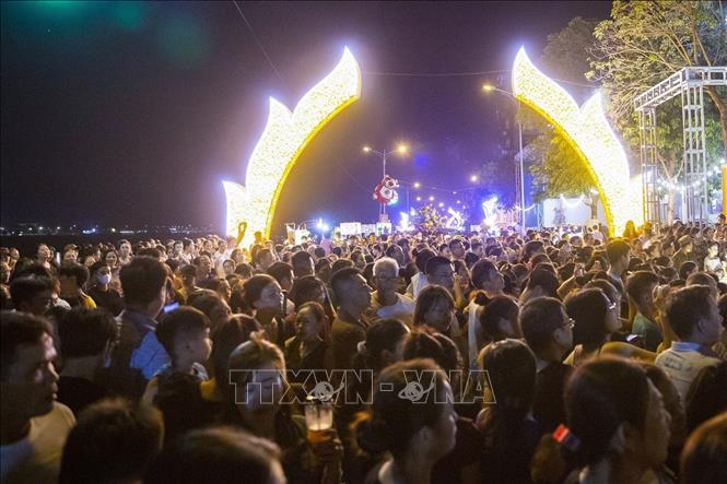 Rất đông người dân tham gia vào phố đi bộ đê Đà Giang trong ngày đầu tiên mở thử nghiệm. Ảnh: Trọng Đạt-TTXVN