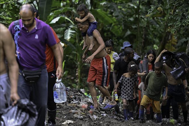 (tư liệu) Người di cư tới tỉnh Darien, Panama, để tìm cách qua khu vực rừng rậm Darien Gap trong hành trình tới Mỹ, ngày 12/10/2022. Ảnh: AFP/TTXVN