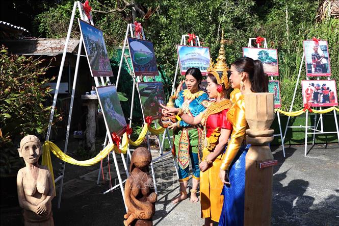 Trang phục của đồng bào dân tộc Khmer. Ảnh: Kim Há-TTXVN
