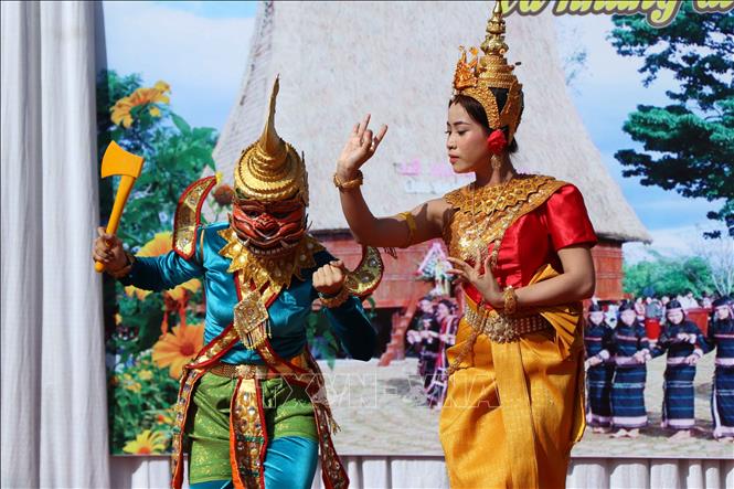 Diễn viên của Đoàn nghệ thuật Khmer tỉnh Cà Mau biểu diễn tiết mục múa Rô băm tại khai mạc trưng bày, giới thiệu những giá trị lịch sử, văn hóa của hai tỉnh Cà Mau và Gia Lai. Ảnh: Kim Há-TTXVN 