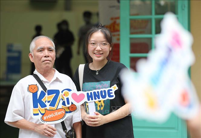 Bạn Chử Mai Anh (tân sinh viên K73, Khoa Sư phạm Ngữ Văn) vui mừng lưu lại khoảnh khắc ngày nhập học bên ông ngoại. Ảnh: Thanh Tùng - TTXVN 