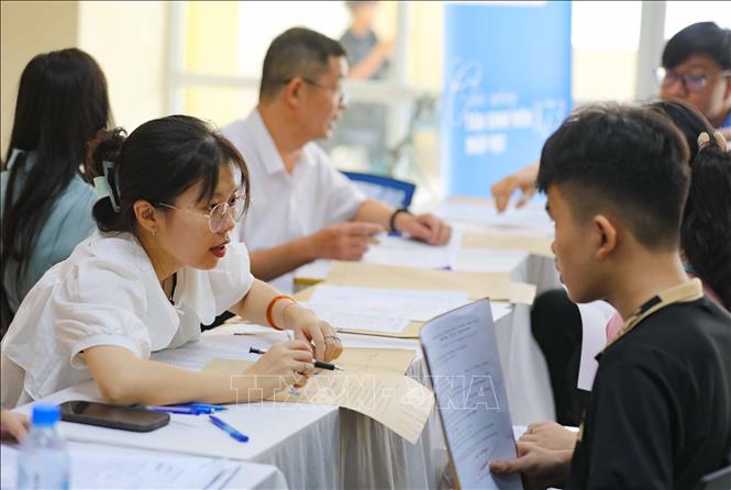 Đại diện nhà trường hướng dẫn, tư vấn, đón tiếp các tân sinh viên K73 trong ngày nhập học. Ảnh: Thanh Tùng - TTXVN 