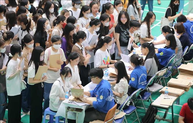 Tân sinh viên K73 xếp hàng làm thủ tục nhập học tại Trường Đại học Sư phạm Hà Nội, sáng 9/9. Ảnh: Thanh Tùng - TTXVN 
