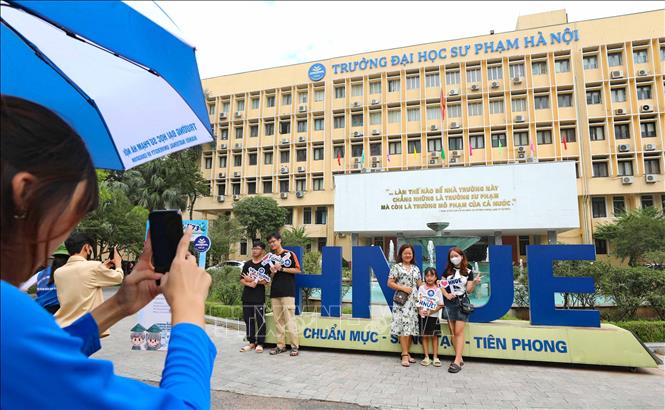 Phụ huynh, tân sinh viên phấn khởi, tự hào chính thức trở thành một phần của mái nhà HNUE thân thương. Ảnh: Thanh Tùng - TTXVN 