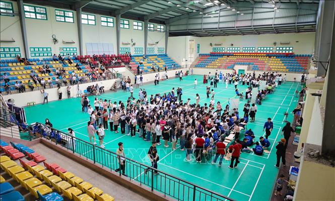 Hơn 4000 tân sinh viên khóa 73 đến Trường Đại học Sư phạm Hà Nội làm thủ tục nhập học. Ảnh: Thanh Tùng - TTXVN 