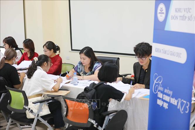 Tân sinh viên khóa K73 Trường Đại học Sư phạm Hà Nội làm thủ tục nhập học, sáng 9/9. Ảnh: Thanh Tùng - TTXVN 