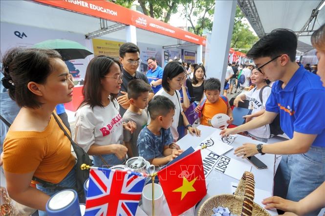 Các em nhỏ tham gia vui chơi có thưởng. Ảnh: Tuấn Đức - TTXVN