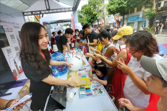 Khách tham gia vui chơi có thưởng. Ảnh: Tuấn Đức - TTXVN