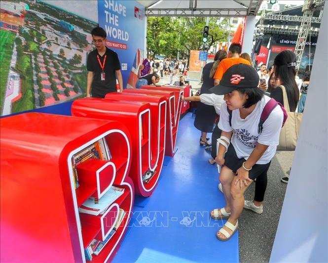 Khách tham quan gian hàng của Trường Đại học Anh Quốc tại Việt Nam (BUV). Ảnh: Tuấn Đức - TTXVN