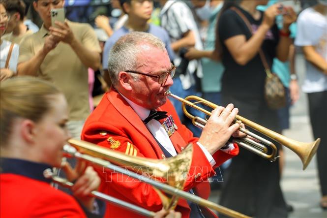 Ban nhạc quân đội Anh biểu diễn tại phố đi bộ Hồ Gươm. Ảnh: Tuấn Đức - TTXVN