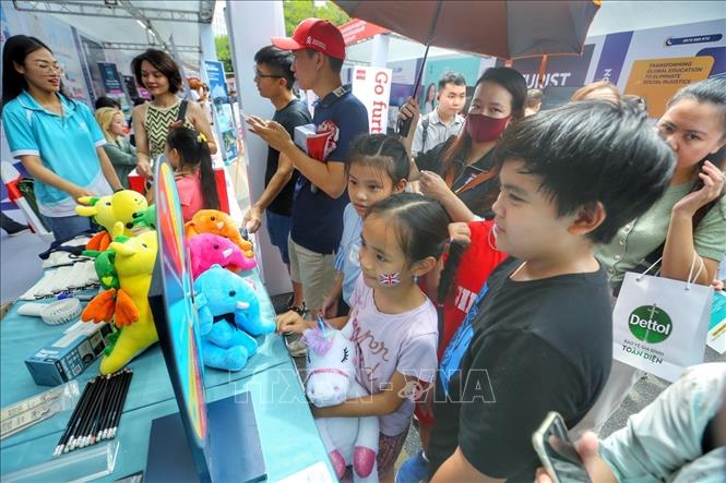 Các em nhỏ tham gia vui chơi trúng thưởng. Ảnh: Tuấn Đức - TTXVN