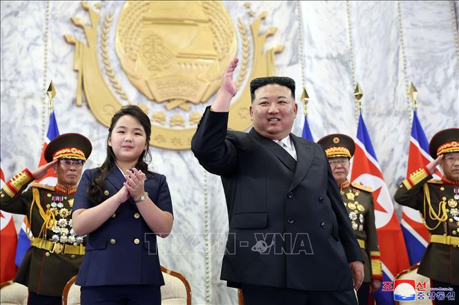 Nhà lãnh đạo Triều Tiên Kim Jong-un (phải) và con gái tại lễ duyệt binh của lực lượng bán quân sự nhân kỷ niệm 75 năm ngày Quốc khánh ở Bình Nhưỡng, ngày 8/9/2023. Ảnh: YONHAP/TTXVN