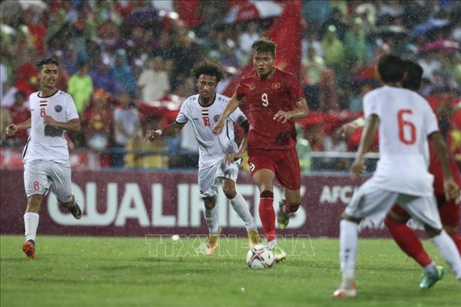 Pha đi bóng vào trung lộ của tiền đạo Văn Tùng (số 9, Việt Nam). Ảnh: Minh Quyết - TTXVN