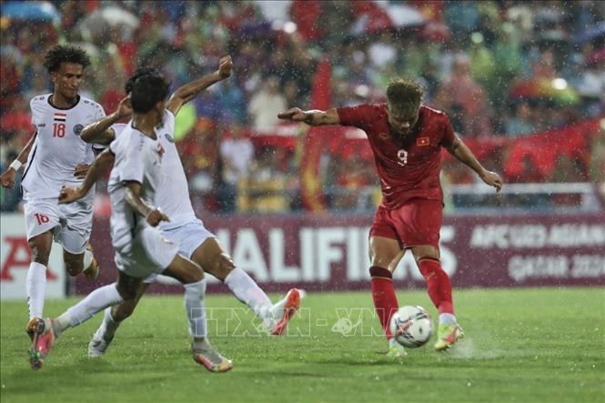 Pha dứt điểm của tiền đạo Văn Tùng (số 9, Việt Nam). Ảnh: Minh Quyết - TTXVN