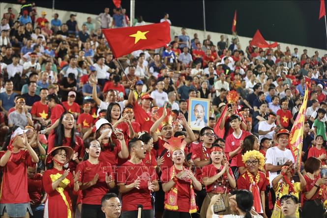 Khán giả cổ vũ cho đội nhà Việt Nam. Ảnh: Minh Quyết - TTXVN