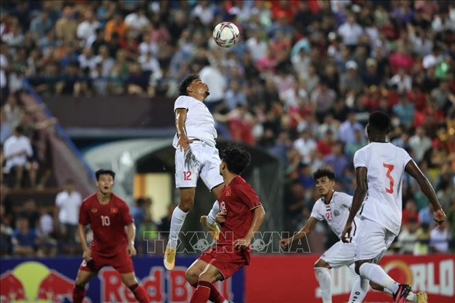 Pha bật cao đánh đầu phá bóng của hậu vệ Yemen. Ảnh: Minh Quyết - TTXVN