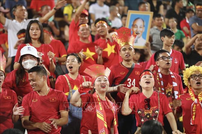 Khán giả cổ vũ cho đội nhà Việt Nam. Ảnh: Minh Quyết - TTXVN