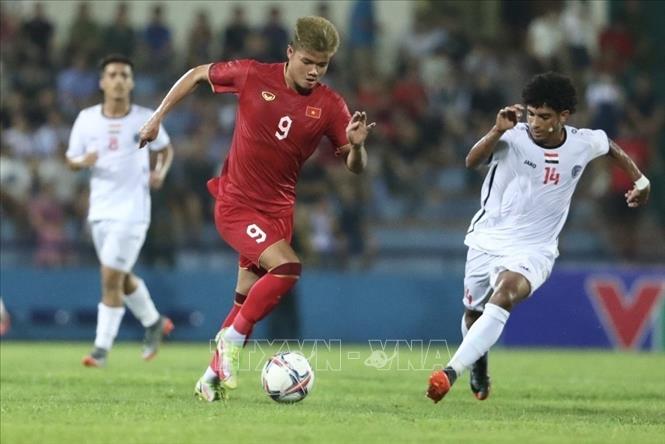Pha lên bóng của tiền đạo Văn Tùng (số 9, Việt Nam). Ảnh: Minh Quyết - TTXVN